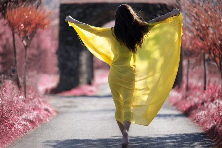 Девушка в желтом