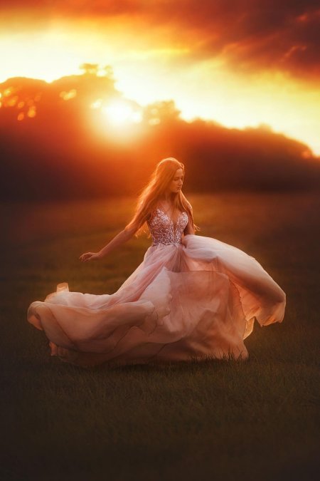 Девушка в длинном платье