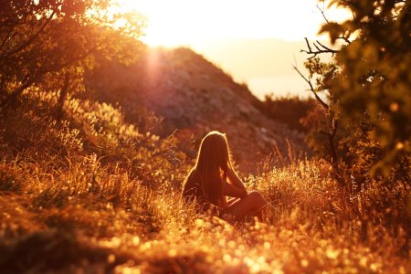 Девушка на природе со спины