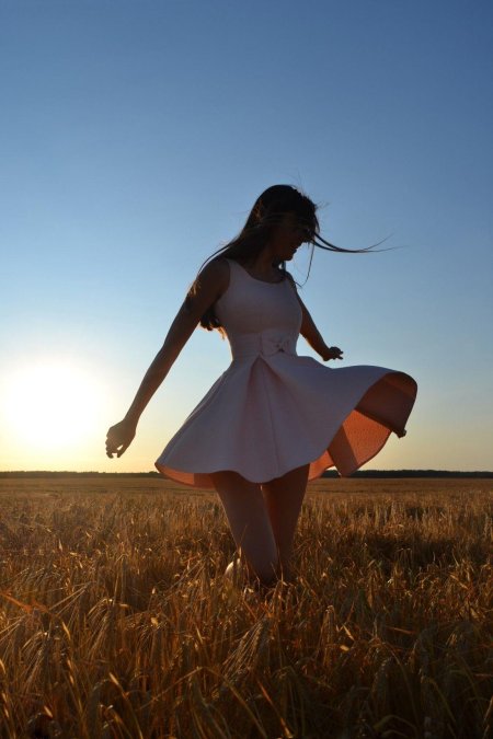 Кружится в платье