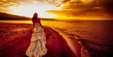 Девушка в длинном платье на закате
