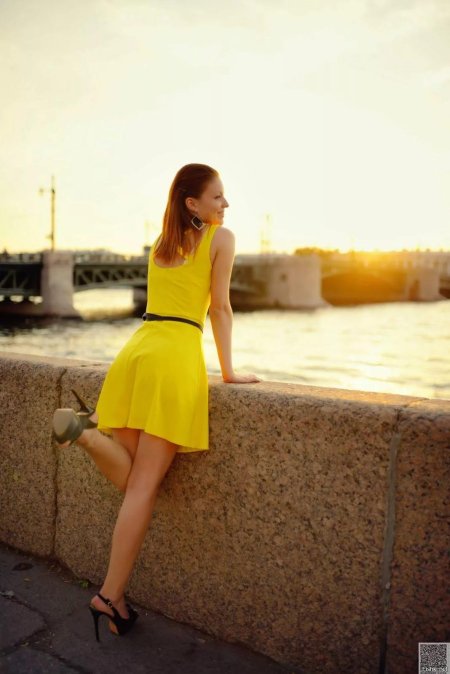 Девушка в платье на набережной