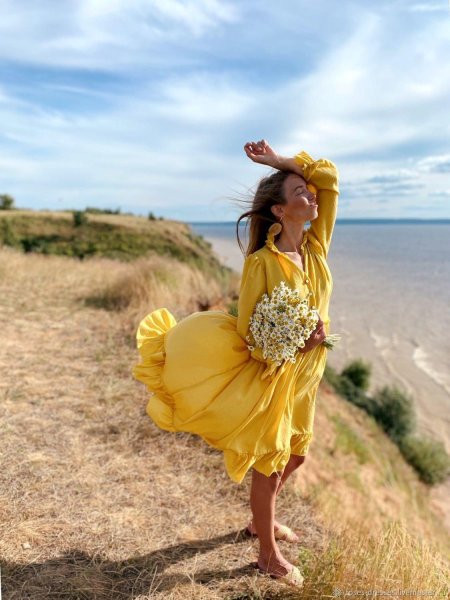 Девушка в желтом платье
