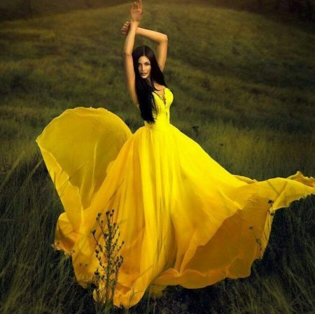 Девушка в желтом платье