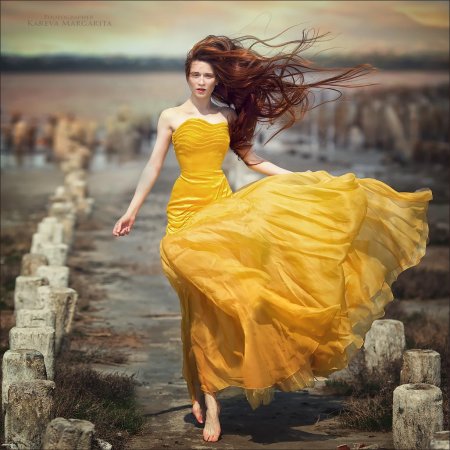 Девушка в желтом платье