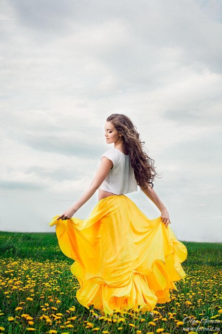 Девушка в желтом платье