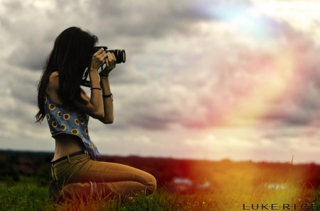 Девушка фотографирует