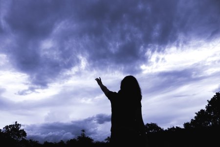 Человек молится в небо