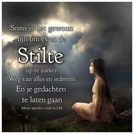 Девушка молится в небо