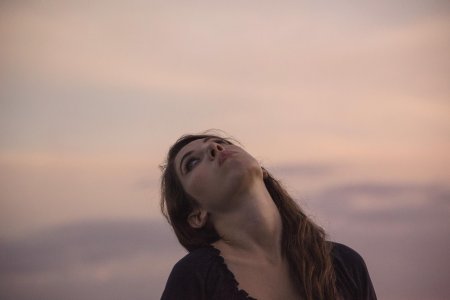 Девушка с поднятой головой