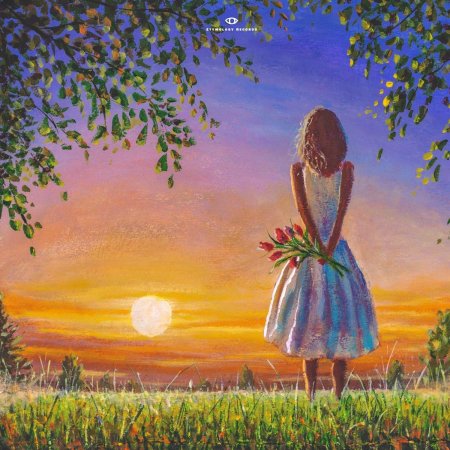 Девушка смотрит на цветок