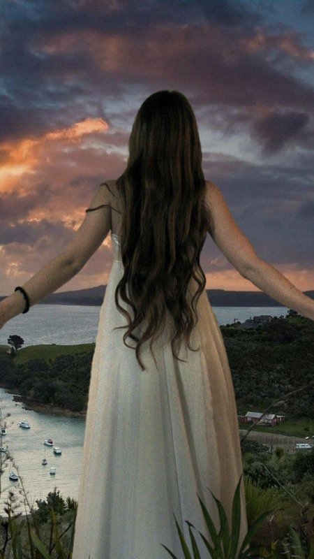 Девушка со спины с длинными волосами