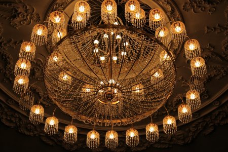 Большая хрустальная люстра