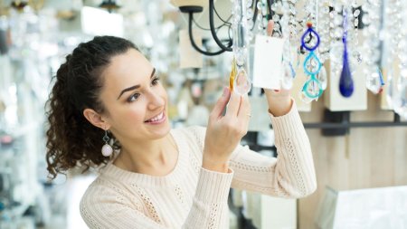 Девушка выбирает светильник