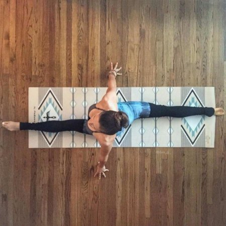 Поперечный шпагат вид сверху