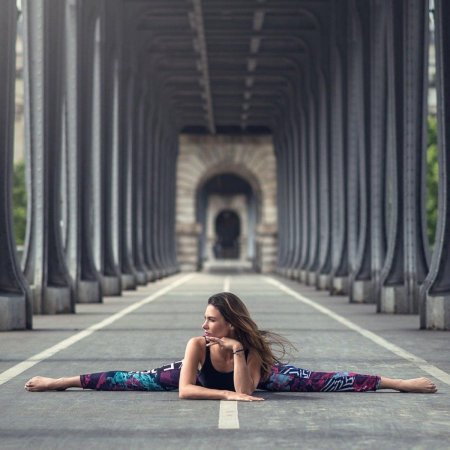 Девушка на мостике