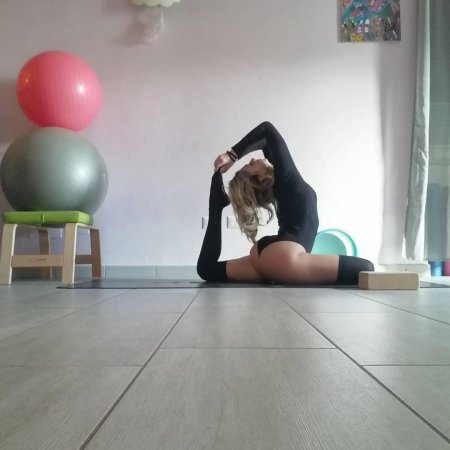 Спортивные девушки с хорошей растяжкой