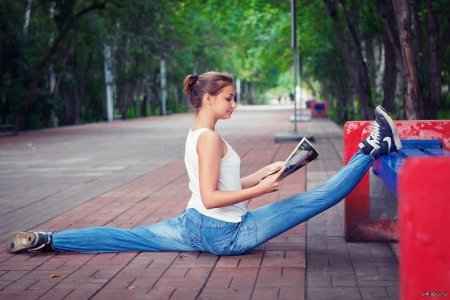 Девушка шпагат