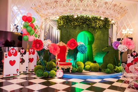 Фотозона алиса в стране чудес