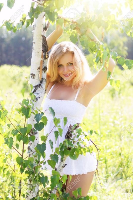 Девушка у березы