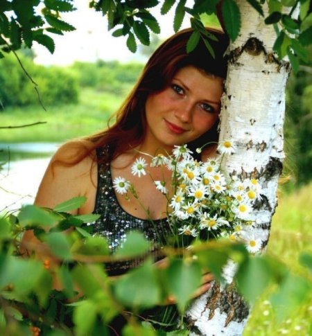 Девушка у березы