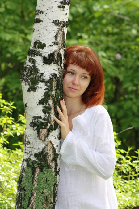 Женщина у березы