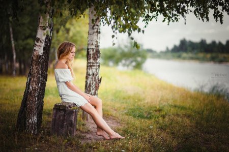 Девушка у березы