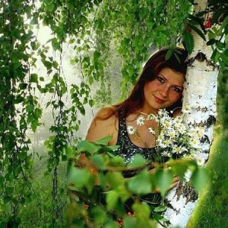 Девушка у березы