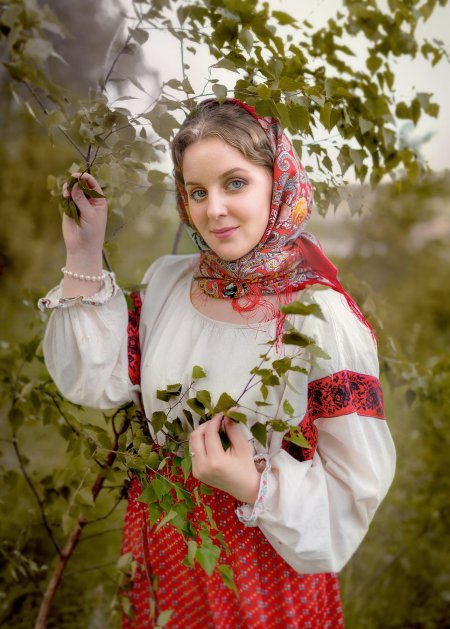 Девушка у березы