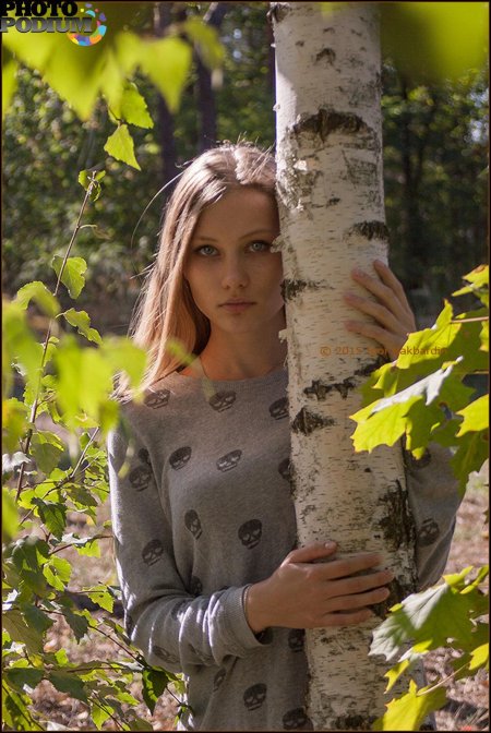 Девушка у березы