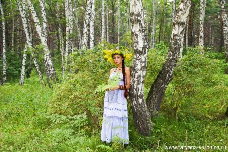 Девушка у березы