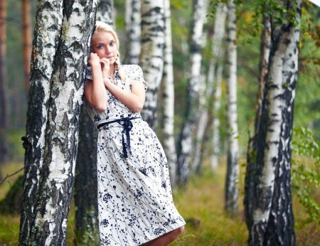 Девушка у березы