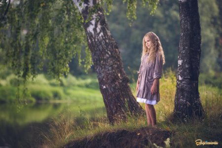Девушка среди берез