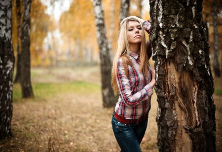 Позы для фотосессии у дерева