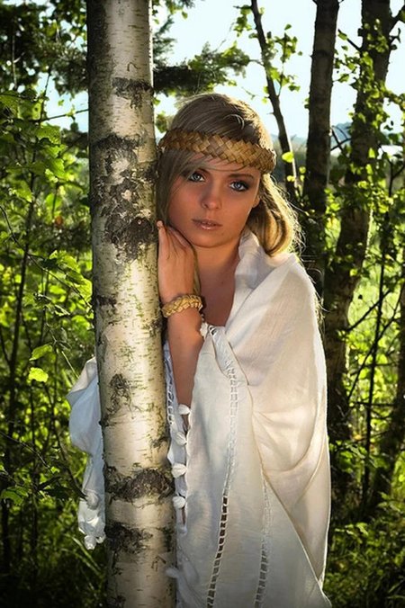 Девушка у березы