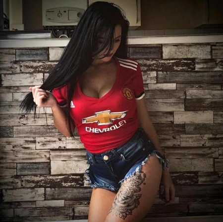 Девушка в майке