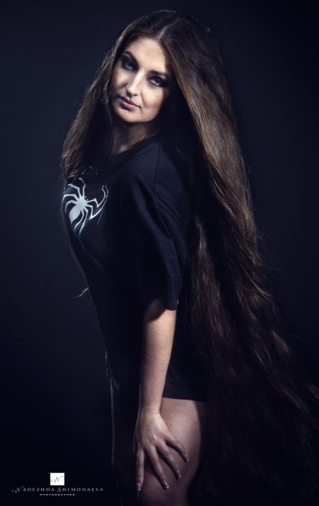 Девушки в футболках супергероев