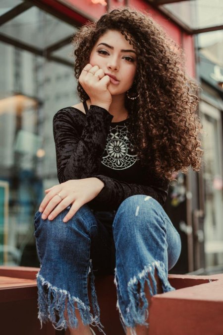 Кудрявая девушка