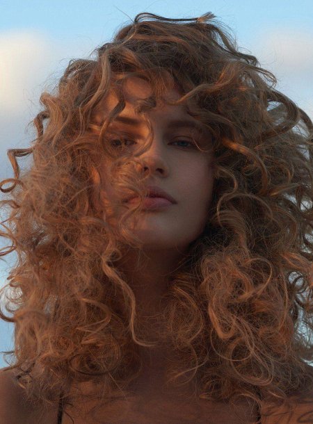 Кудрявая девушка