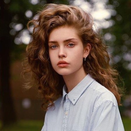 Кудрявые волосы у девушек