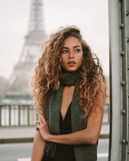 Кудрявые волосы у девушек