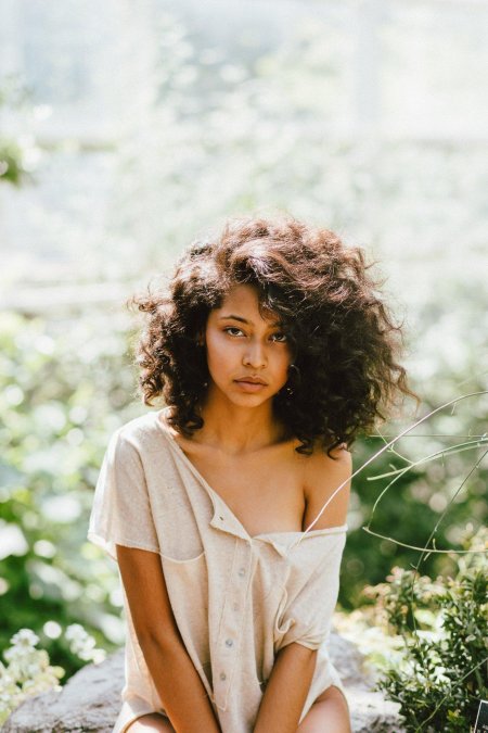 Кудрявая девушка