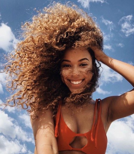 Кудрявая девушка