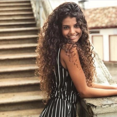 Кудрявые волосы у девушек