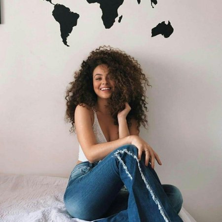 Девушка с кудрявыми волосами