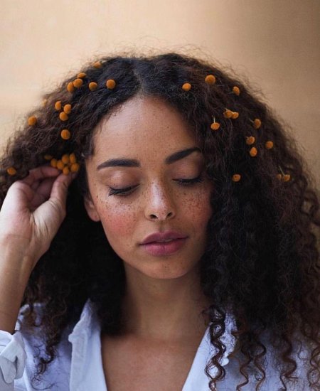 Кудрявые волосы с темной кожей