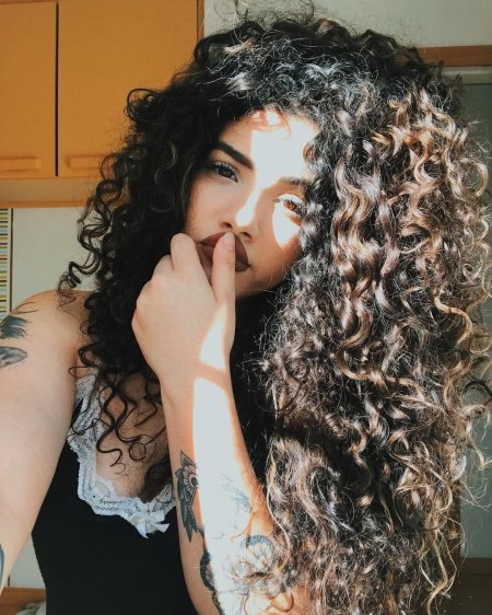 Кудрявая девушка