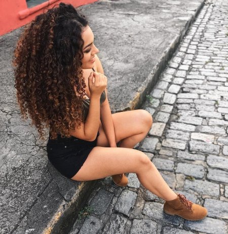 Кудрявая брюнетка