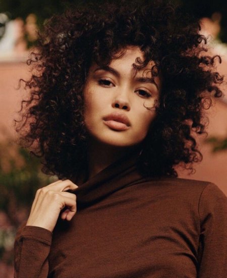 Кучерявая девушка