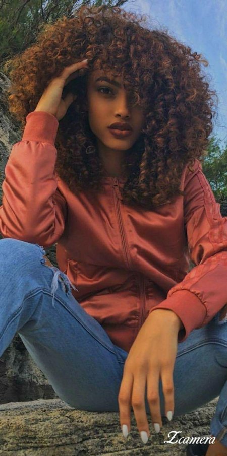 Кудрявая девушка